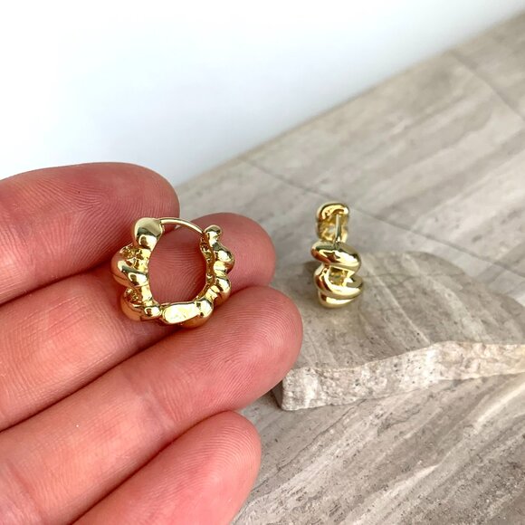 NEW~ Anthropologie Casa Clara Blossom Spiral Mini Huggie Hoop Earrings - Picture 4 of 9